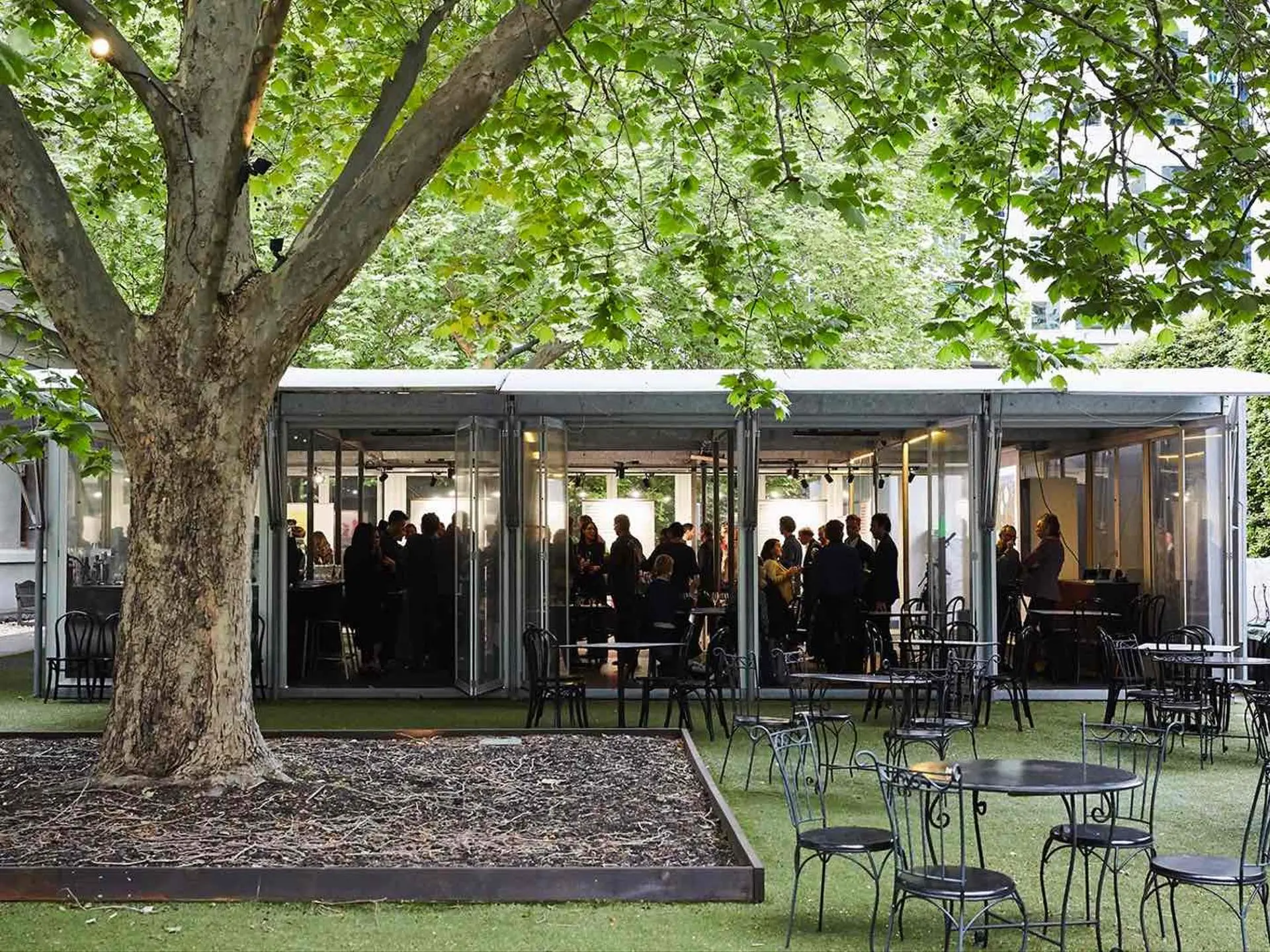 Hellenic-EasternCourt-People-18